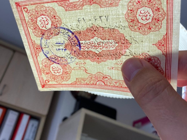 Işığın altında paranın kondisyon analizi